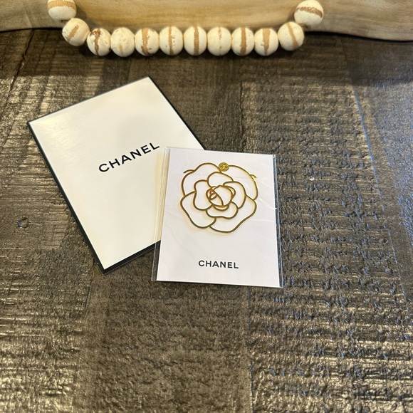 Chanel gold Camellia flower bookmark new with packaging - Picture 4 of 7